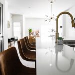 Renowacja płytek ceramicznych za pomocą mikrocementu – innowacyjny trend do remontu łazienki lub kuchni